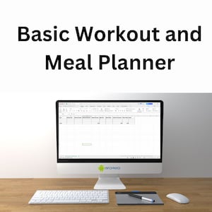 Puede incluir: Una pantalla de ordenador que muestra una hoja de cálculo con el título "Basic Workout and Meal Planner". La hoja de cálculo tiene columnas para la fecha, el tipo de entrenamiento, las calorías quemadas y otros datos de fitness. El ordenador está sobre un escritorio de madera con un teclado, una tableta gráfica y un ratón.