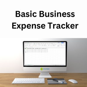 Könnte beinhalten: Ein Computerbildschirm zeigt eine Tabellenkalkulation mit dem Titel "Basic Business Expense Tracker". Die Tabellenkalkulation enthält Spalten für Datum, Quelle, Betrag, Kategorie, Zahlungsmethode und Notizen. Der Computer steht auf einem Holztisch mit einer Tastatur, einem Zeichentablett und einer weißen Maus.