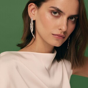 Pendientes largos de plata con diseño de Uzuri, modernos, contemporáneos, irregulares, únicos, orgánicos, inusuales, abstractos, joyas, regalo para mamá, Navidad, diseñador.