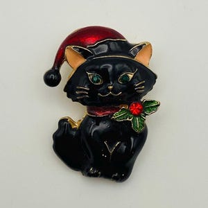 ヴィンテージクリスマス ゴールドメッキ ブラック エナメル キャット、赤い帽子、ヒイラギのブローチ付き