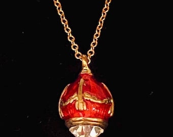 Colgante de huevo con cadena de esmaltado guilloché rojo bañado en oro y diamantes de imitación vintage