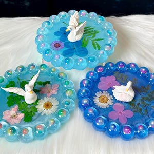 Bandeja para baratijas con diseño de estanque de cisnes / Bandeja de resina para joyas / Cuenco para anillos / Decoración del hogar hecha a mano / Cuenco pequeño / Exhibición de joyas / Plato para baratijas novedoso / Flor