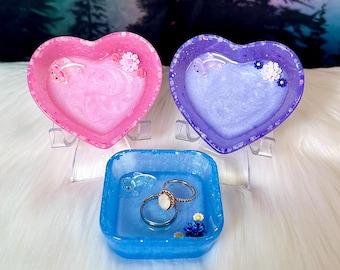 Axolotl Ring Dish with Glow in the Dark Glitter / Resin Jewelry Bowl / Cute Ring Bowl / Handmade Home Decor / Jewelry Display / Trinket Dish