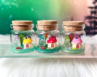 Frasco miniatura de gnomo de jardín de hadas - Reabastecido el 7/3. Los originales Tiny Terrarium Buddies / Bosque en un frasco / Casa de hongos / Compañero de escritorio
