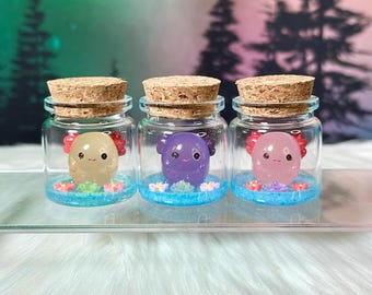 Axolotl épais brillant dans une bouteille / Les petits copains originaux du terrarium / Animal de compagnie de bureau miniature / Adoptez un pot d'axolotl / Squishy mauve