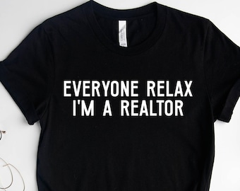 Op de afbeelding: Zwart T-shirt met witte tekst die "Everyone Relax I'm a Realtor" zegt.