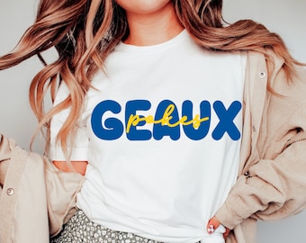 Pode incluir: Camiseta branca com texto azul que diz "GEAUX Pokes" em uma fonte de bolhas.