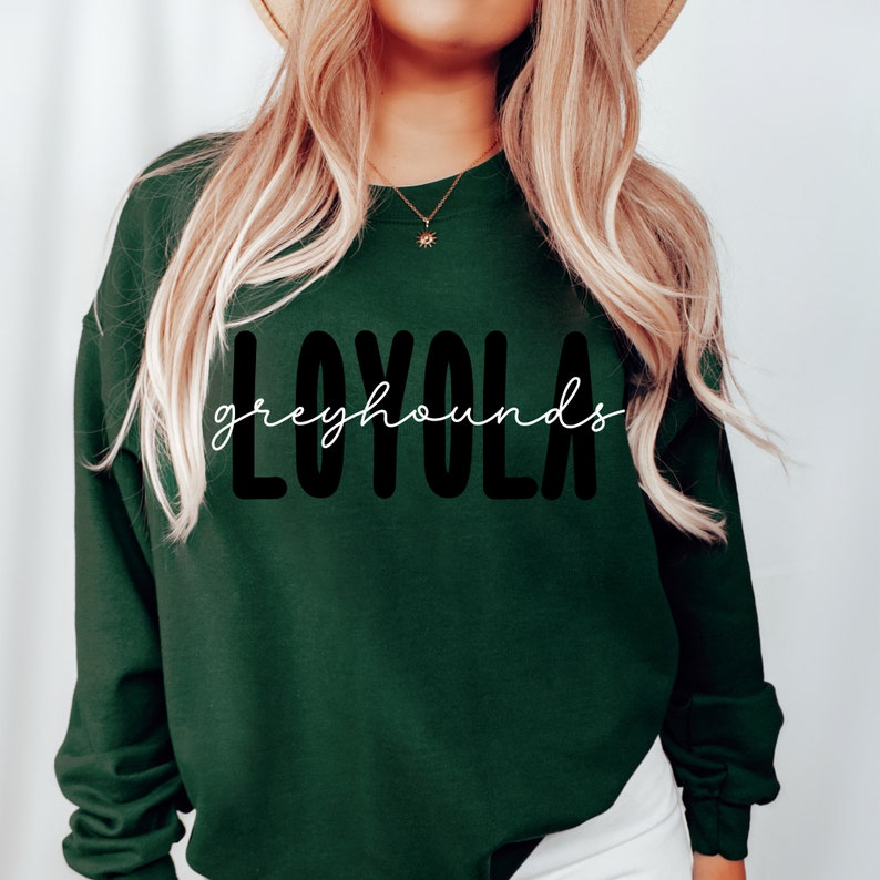 Pode incluir: Uma camisa de moletom verde escura com o texto "LOYOLA" em preto e "greyhounds" em escrita branca.