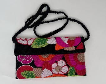 Clutch met bloemenkralen: veelkleurige zijden handtas