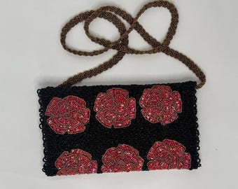 Rode clutch met bloemenkralen: elegante zijden handtas