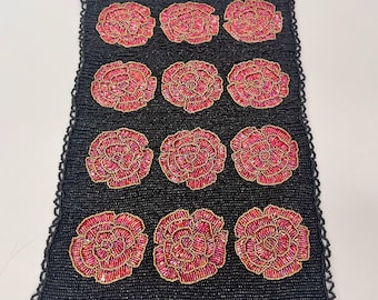 Handgemaakte gebloemde tafelmat met kralen: eetkamerdecor van zwarte en rode zijde