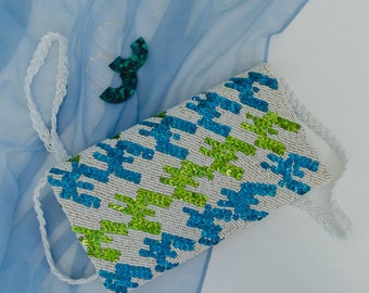 Clutch met kralen: blauwgroene pailletten op wit, zijden crossbody-handtas