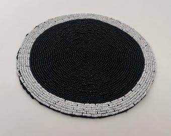 Handgemaakte onderzetter met kralen, zwarte en witte zijden decoronderzetter