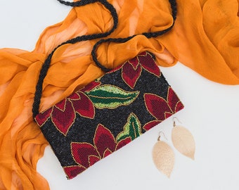 Rode clutch met bloemenkralen: zijden feesthandtas