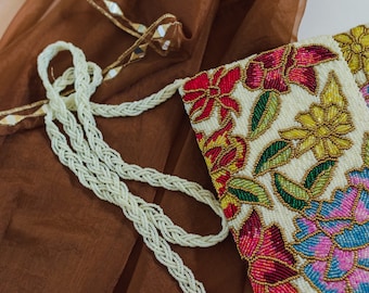 Clutch met bloemenkralen: veelkleurige zijden crossbodytas