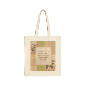 Peut inclure: Un sac fourre-tout en toile couleur crème avec un empiècement rectangulaire central à motif à carreaux beige. L'empiècement affiche le texte : THE HEAVENS DECLARE THE GLORY OF GOD AND THE SKY ABOVE PROCLAIMS HIS HANDIWORK. PSALM 19:1. Entouré de patchwork.