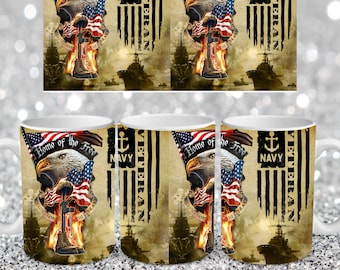 Könnte beinhalten: Weiße Keramiktasse mit einem Design, das einen amerikanischen Weißkopfseeadler zeigt, der eine amerikanische Flagge, ein Gewehr und ein Paar Stiefel hält. Das Design enthält auch den Text "Home of the Free" und "Because of the Brave". Die Tasse zeigt auch einen Marineanker und den Text "Navy Veteran".