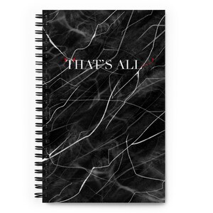 Könnte beinhalten: Ein schwarzes und weißes Marmor-Notizbuch mit Spiralbindung. Das Notizbuch hat den Text "THAT'S ALL" in weiß auf dem Einband.