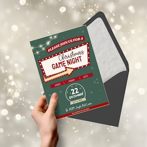 Op de afbeelding: Een groene en rode kerstfeestuitnodiging met een retro-bord met de tekst "Christmas Game Night". De uitnodiging bevat de datum, tijd en het adres van het feest.