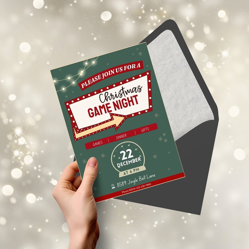 Op de afbeelding: Een groene en rode kerstfeestuitnodiging met een retro-bord met de tekst "Christmas Game Night". De uitnodiging bevat de datum, tijd en het adres van het feest.