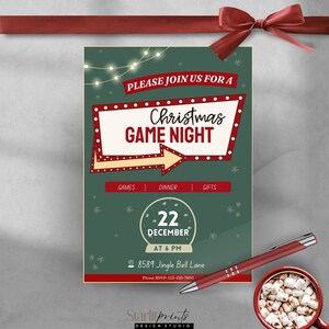 Op de afbeelding: Een groene en rode kerstspellenavond uitnodiging met een retro-bordontwerp. De uitnodiging bevat de datum, tijd en locatie van het evenement. Er staat "Doe mee met ons voor een kerstspellenavond" en "Spellen, diner, cadeaus".