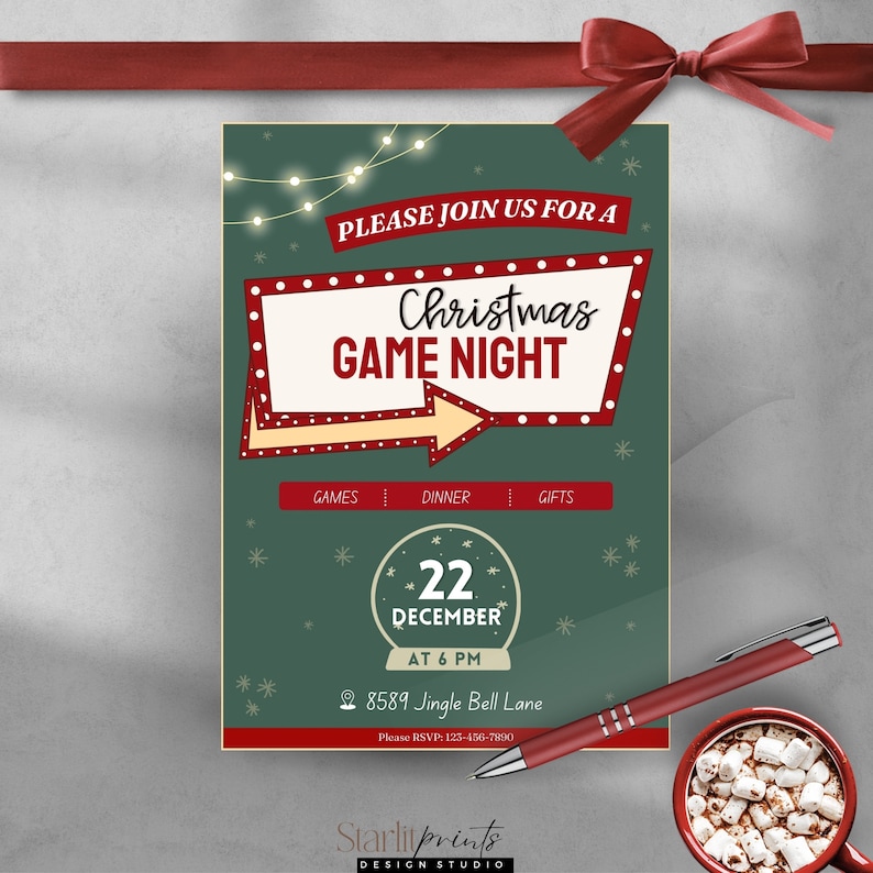 Op de afbeelding: Een groene en rode kerstspellenavond uitnodiging met een retro-bordontwerp. De uitnodiging bevat de datum, tijd en locatie van het evenement. Er staat "Doe mee met ons voor een kerstspellenavond" en "Spellen, diner, cadeaus".