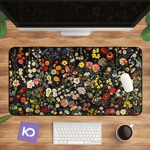 Tappetino da scrivania floreale - Arredamento Cottagecore e Whimsigoth per spazi di lavoro creativi, ideale per estetiche gotiche e stregonesche