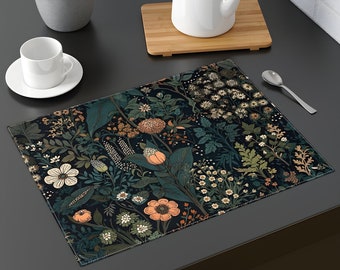 Könnte beinhalten: Ein dunkelgrünes und schwarzes Blumen-Platzset mit einer Vielzahl von Blumen und Blättern. Das Platzset ist aus einem gewebten Stoff gefertigt und hat eine dezente Textur.
