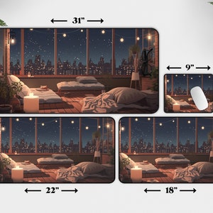 Pu&ograve; includere: Quattro tappetini per mouse di diverse dimensioni che presentano un'illustrazione pixelata di uno skyline cittadino notturno visto da una finestra con luci a catena, un paio di piante e un letto con cuscini e coperte. Il tappetino per mouse pi&ugrave; grande misura 78,7 cm per 39,4 cm, il secondo pi&ugrave; grande misura 55,9 cm per 30,5 cm, il terzo pi&ugrave; grande misura 45,7 cm per 30,5 cm e il pi&ugrave; piccolo misura 22,9 cm per 17,8 cm.