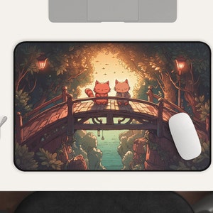 Pu&ograve; includere: Un tappetino per mouse con un'illustrazione fantasiosa di due gatti seduti su un ponte di legno sopra un ruscello. Il ponte &egrave; circondato da alberi verdi lussureggianti e lo sfondo &egrave; un dolce tramonto.
