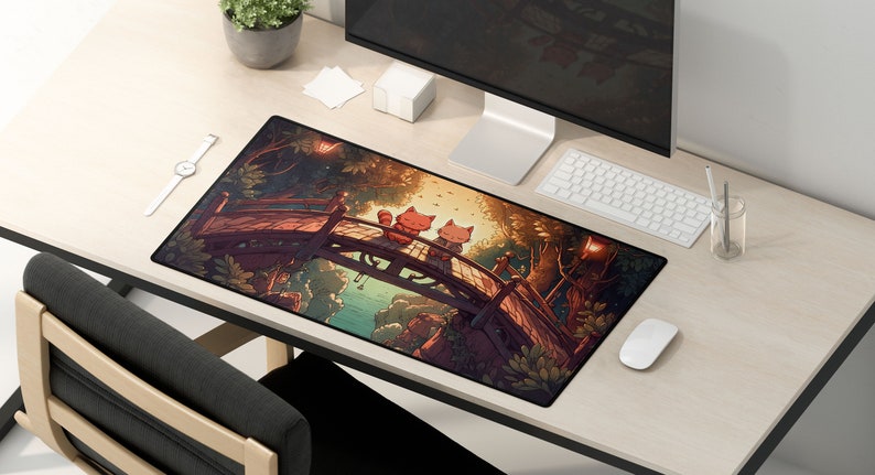 Pu&ograve; includere: Un tappetino per mouse nero e verde con un'illustrazione fantasiosa di due gatti seduti su un ponte in un ambiente boschivo. I gatti sono rossi e arancioni con accenti bianchi. Lo sfondo &egrave; una foresta verde scuro con un fiume blu e un cielo al tramonto.