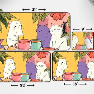 Peut inclure: Ensemble d'accessoires de bureau sur le th&egrave;me des chats, comprenant un tapis de bureau de 78,7 cm sur 39,4 cm, un tapis de bureau de 55,9 cm sur 30,5 cm, un tapis de bureau de 45,7 cm sur 30,5 cm et un tapis de souris de 22,9 cm sur 17,8 cm. Chaque pi&egrave;ce pr&eacute;sente une illustration de chats avec des tasses &agrave; th&eacute;.