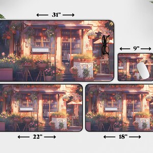 以下が含まれることがあります： 黄色いひさし、鉢植えの植物、カフェのテーブルと椅子のある店のデジタルイラストが描かれた、4つの異なるサイズのマウスパッド。最大のものは31インチ&times;15.5インチ、2番目に大きいものは22インチ&times;12インチ、3番目に大きいものは18インチ&times;12インチ、最小のものは9インチ&times;7インチです。