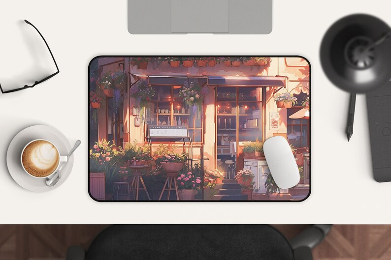 以下が含まれることがあります： 茶色のひさしのある小さなカフェのデジタルイラスト。カフェは緑豊かな植物と花に囲まれています。カフェには「Cafe」と書かれた看板があります
