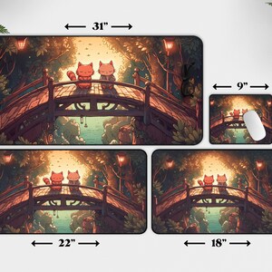 Pu&ograve; includere: Un set di quattro tappetini per mouse con un'illustrazione fantasiosa di due gatti seduti su un ponte in un ambiente boschivo. I tappetini per mouse sono disponibili in tre dimensioni: 9x7 pollici, 18x12 pollici e 22x12 pollici. Il tappetino per mouse pi&ugrave; grande &egrave; largo 31 pollici.