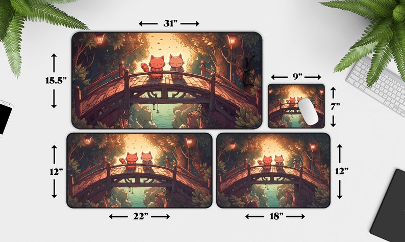 Pu&ograve; includere: Un set di quattro tappetini per mouse con un'illustrazione fantasiosa di due gatti seduti su un ponte in un ambiente boschivo. I tappetini per mouse sono disponibili in tre dimensioni: 9x7 pollici, 18x12 pollici e 22x12 pollici. Il tappetino per mouse pi&ugrave; grande &egrave; largo 31 pollici.