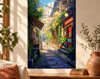 Op de afbeelding: Een verticale wandkunstprint met een smal, zonnig steegje in een stad. De scène toont stenen bestrating, gebouwen bedekt met groene klimplanten, hangende papieren lantaarns en een winkelpui met een rood-wit gestreepte luifel onder een blauwe lucht.