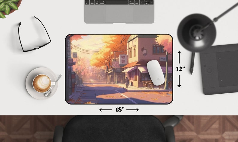 Op de afbeelding: Een kleurrijke anime-illustratie van een straatbeeld met gebouwen, bomen en mensen. De sc&egrave;ne speelt zich af in een stad met een straat die is omzoomd met winkels en restaurants. De gebouwen zijn in verschillende kleuren geschilderd, waaronder geel, oranje en rood. De bomen zijn een levendig groen en geel. De mensen lopen over straat en sommigen zitten aan tafels buiten de restaurants. De illustratie is geplaatst tegen een achtergrond van een helderblauwe lucht met witte wolken. De muismat is 45,7 cm breed en 30,5 cm hoog.