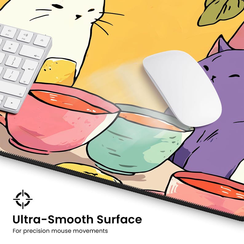 Peut inclure: Tapis de souris color&eacute; avec un motif fantaisiste de chats de dessins anim&eacute;s, de bols et une souris blanche. Le fond est jaune avec une bordure noire. Le texte "Ultra-Smooth Surface" est affich&eacute; en bas.