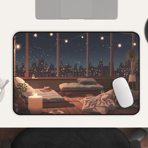 Pu&ograve; includere: Un tappetino per mouse con un'illustrazione digitale di una stanza con una grande finestra che si affaccia su uno skyline notturno della citt&agrave;. La stanza &egrave; arredata con un letto, cuscini e una coperta. Luci a stringa sono appese alla finestra.