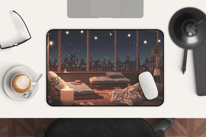 Pu&ograve; includere: Un tappetino per mouse con un'illustrazione digitale di una stanza con una grande finestra che si affaccia su uno skyline notturno della citt&agrave;. La stanza &egrave; arredata con un letto, cuscini e una coperta. Luci a stringa sono appese alla finestra.