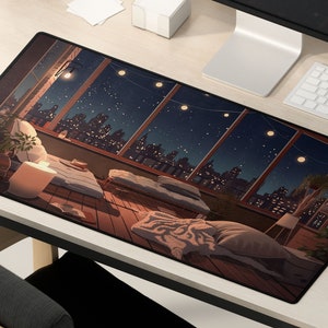 Pu&ograve; includere: Un grande tappetino per mouse con uno skyline cittadino di notte. La citt&agrave; &egrave; illuminata da luci e ci sono stelle nel cielo. Il tappetino per mouse &egrave; marrone e ha una superficie morbida e testurizzata.