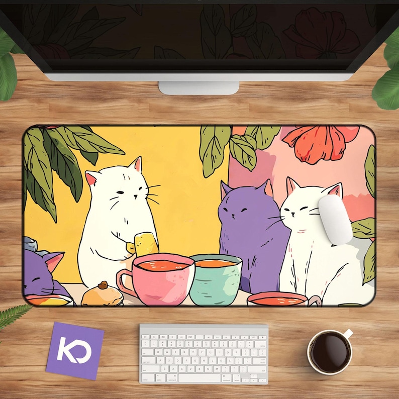 Peut inclure: Tapis de souris rectangulaire avec une illustration de chats &agrave; une table avec des tasses &agrave; th&eacute;. Les chats sont blancs et violets, avec un fond jaune et rose. Des feuilles vertes et des fleurs rouges sont &eacute;galement visibles.