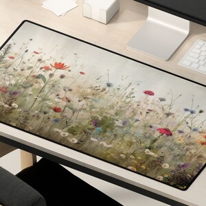 Cottagecore Floral skrivbordsmatta: XL växtbaserat tangentbordsunderlägg bild 2