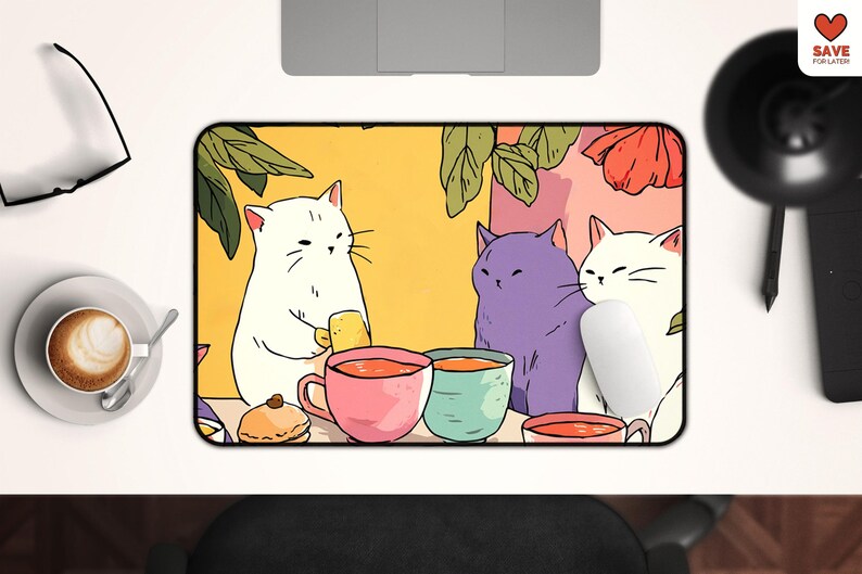 Peut inclure: Tapis de souris rectangulaire avec une illustration de trois chats autour d'une table avec des tasses de th&eacute;. Les chats sont blancs et violets, avec un fond jaune et des feuilles vertes. Une souris blanche est &agrave; droite.
