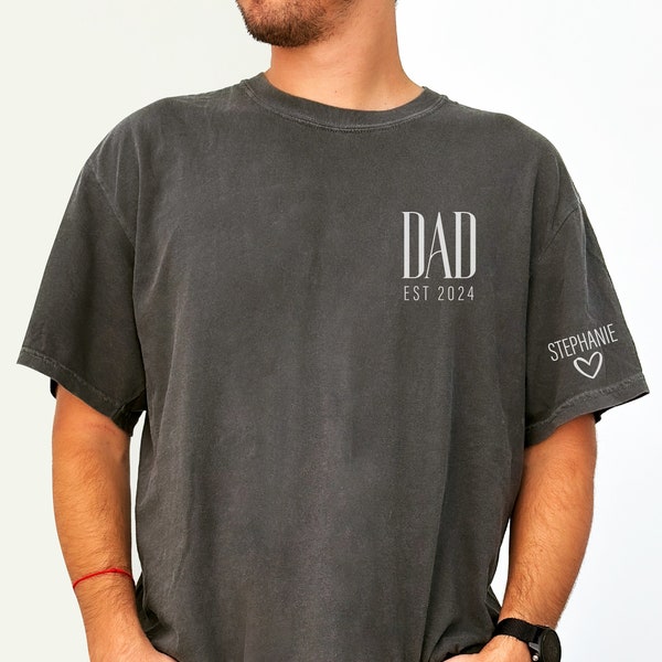 Gepersonaliseerde papa Est jaar T-shirt, aangepaste kindernamen op mouwshirt, Dada Est 2023 2024, Vaderdagcadeau, nieuwe papa, comfortkleuren