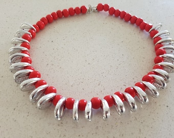 Collier tendance, collier plastron, bijoux, collier avec perles rouges et cauris argentés, tour de cou, collier unique