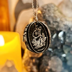 Naszyjnik z zawieszką z woskową pieczęcią Wise Rabbit Good Luck Charm w srebrze próby 925