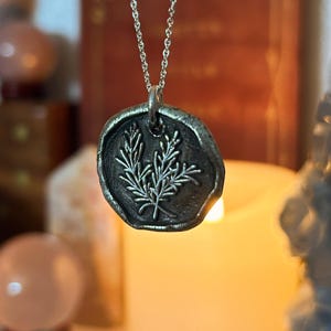 Naszyjnik z zawieszką z pieczęcią woskową Rosemary Good Luck Charm na srebrze próby .999