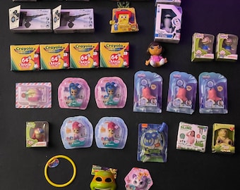 Może przedstawiać: Kolekcja małych zabawek i drobiazgów, w tym zestaw 64 kredek Crayola, postać SpongeBoba Kanciastopora, postać Dory Eksploratorki, zestaw postaci z Psiego Patrolu, zestaw postaci z Ninja Turtles, zestaw zestawów do slime i zestaw zabawek Alive.